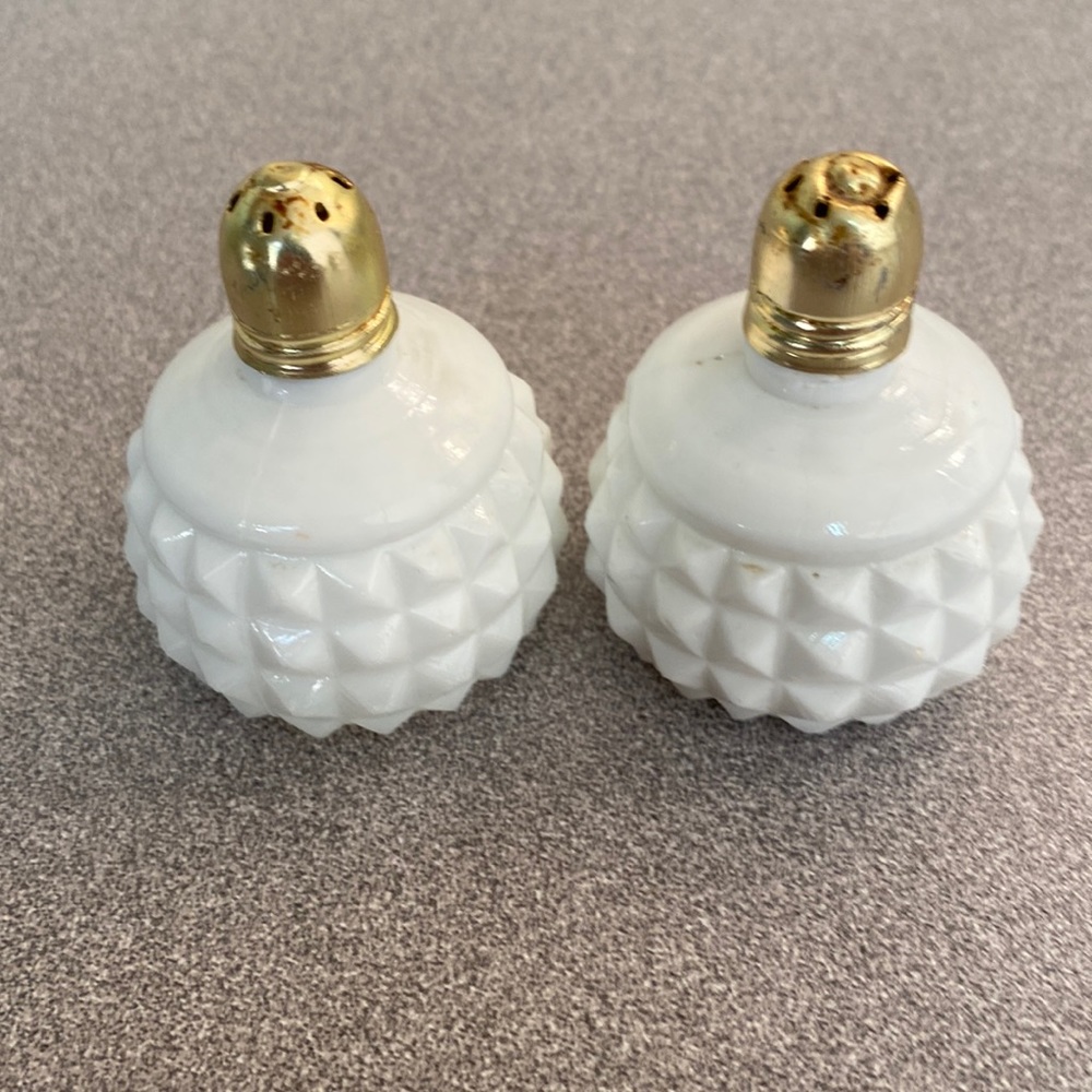 Vintage Milk glass salt and pepper shakers. O/S
